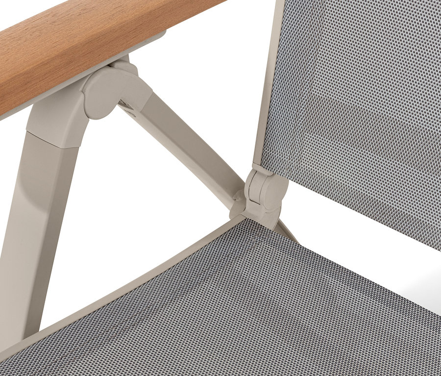 Gros plan sur une chaise « Liska » avec dossier haut réglable.