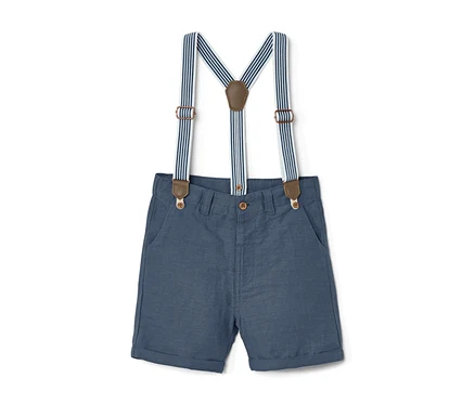 Short bleu pour enfant avec des bretelles rayées.