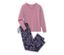 Un pyjama rose à motif cachemire est posé sur un fond blanc.
