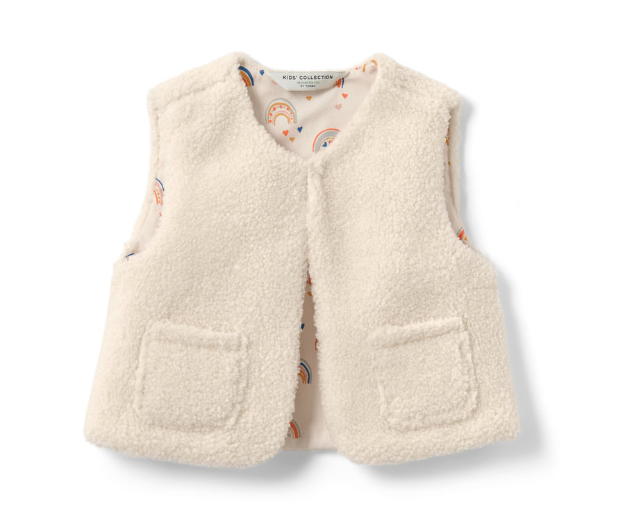 Gilet sans manches en polaire teddy pour enfant de couleur crème avec des poches.