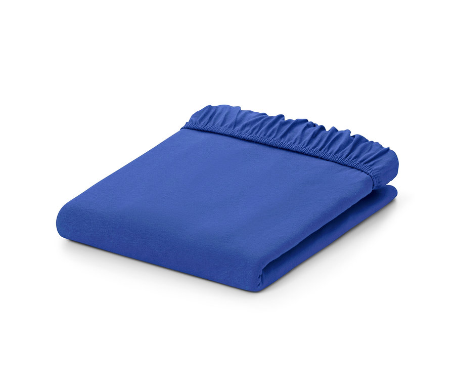 Drap-housse en jersey bleu plié.