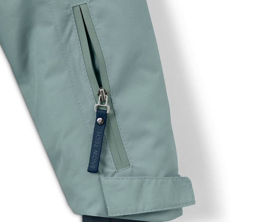 Détail d'une veste de snowboard et de plein air pour enfant avec une fermeture éclair.