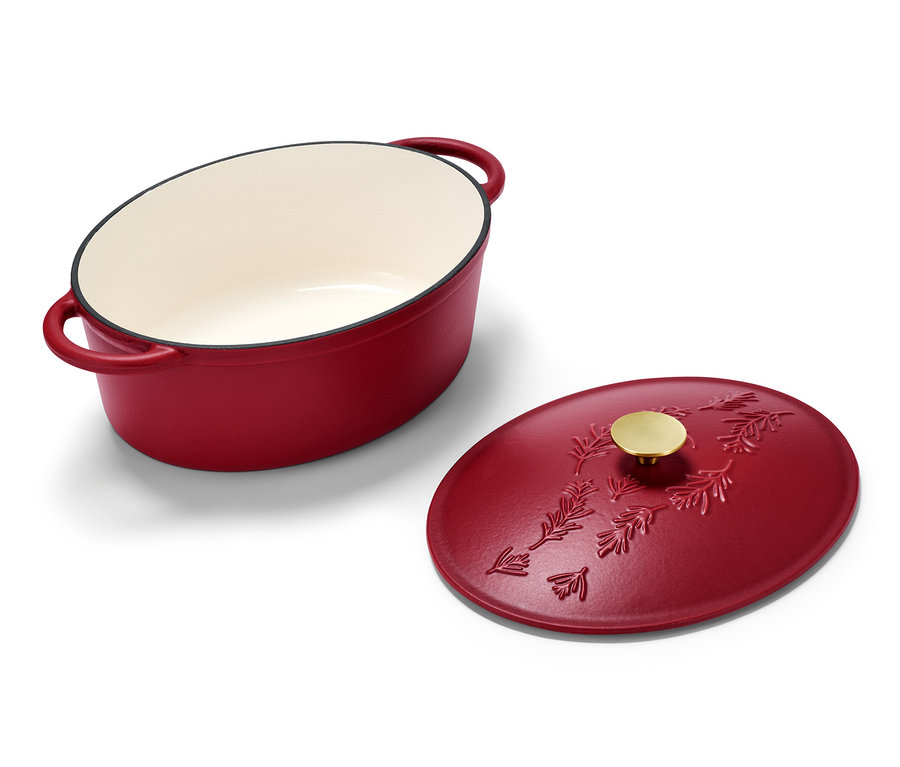 Cocotte ovale en fonte avec couvercle.