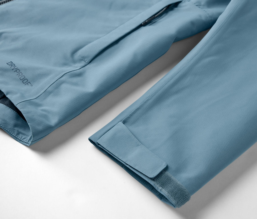 Gros plan sur une veste technique outdoor bleu clair.