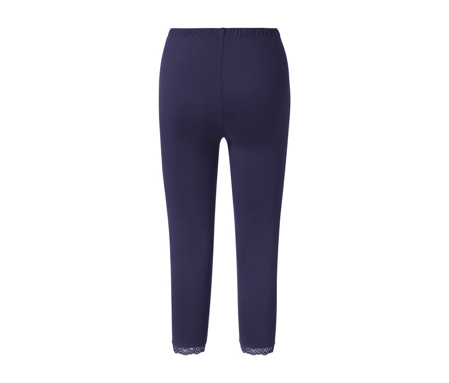 Legging court bleu foncé avec bord en dentelle.