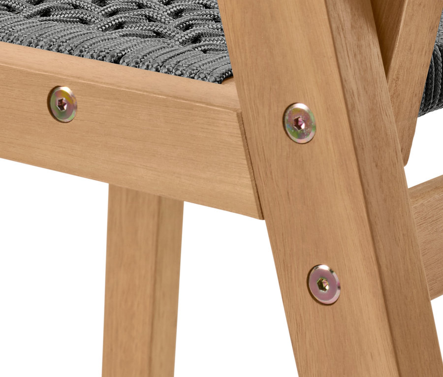 Détail d'une chaise avec tissage textile.