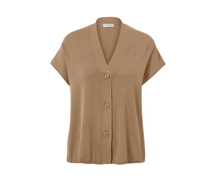 Cardigan beige à manches courtes avec trois boutons.