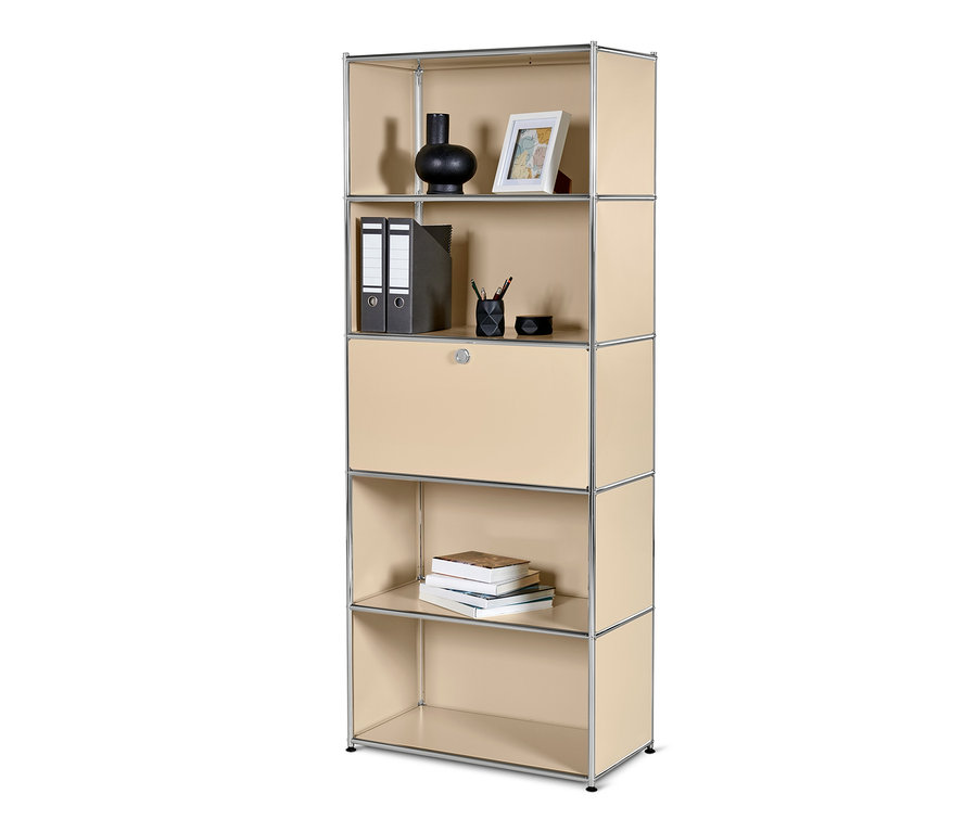 Étagère en métal beige « CN3 » avec abattant. Des décorations et des fournitures de bureau sont posées sur les étagères.