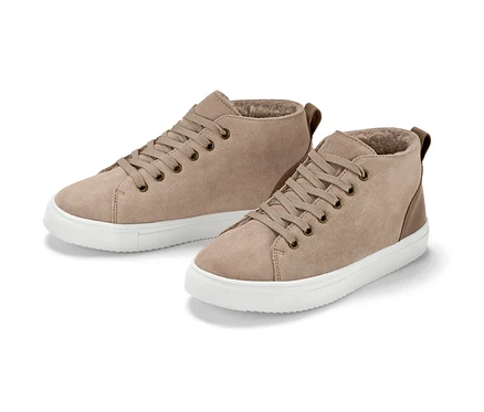 Deux baskets doublées en cuir velours beige avec semelle blanche.