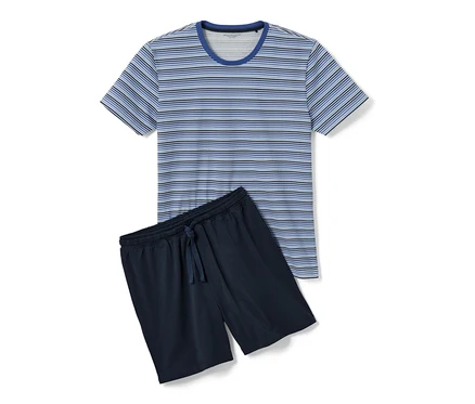 Pyjashort bleu et bleu foncé composé d'un t-shirt rayé et d'un short.