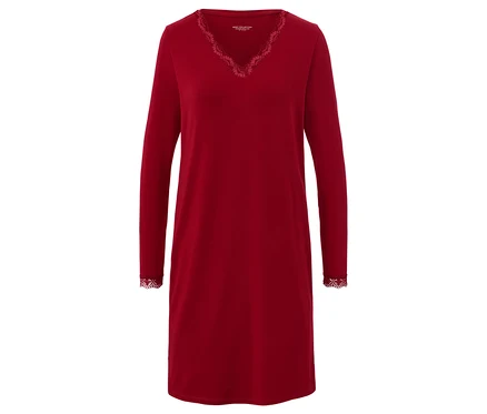 Une chemise de nuit rouge à manches longues avec de la dentelle à l'encolure et aux poignets.
