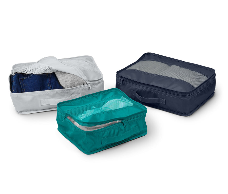 Trois sacs de rangement de voyage gris, turquoise et bleu marine.