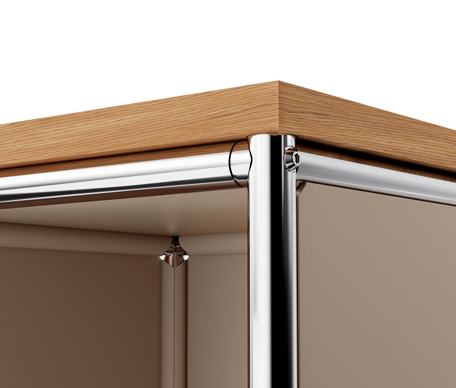 Détail d'une commode étroite en métal « CN3 » taupe avec plateau en bois et abattants.