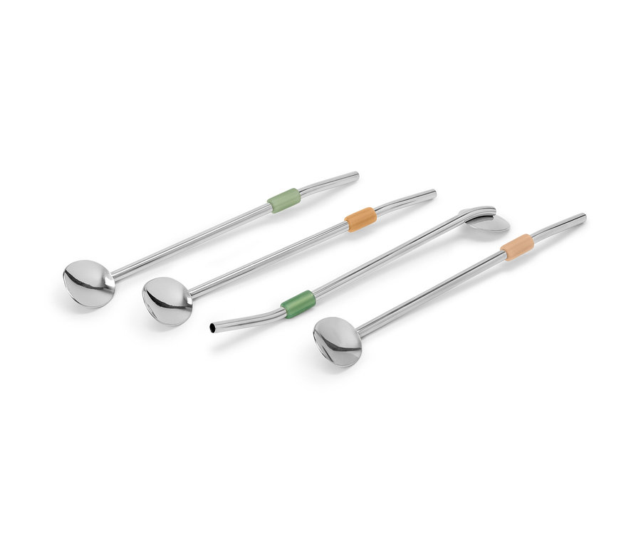 Quatre cuillères avec des poignées colorées.