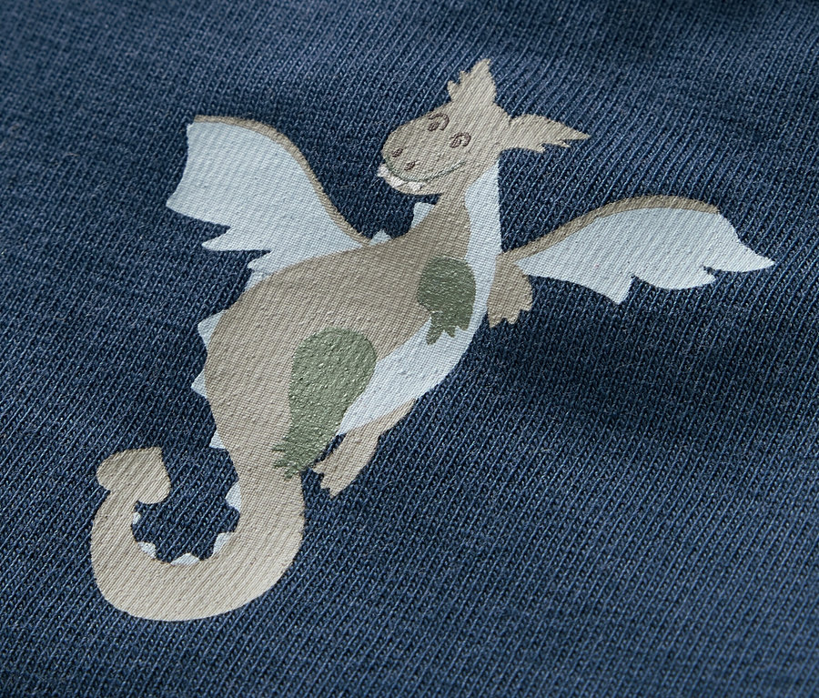 Gros plan sur un body bleu avec un motif de chevalier.