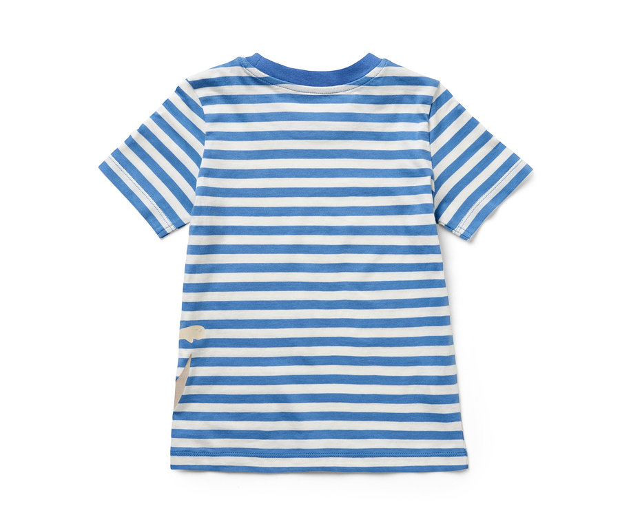 Vue arrière d'un t-shirt pour enfant avec des rayures horizontales bleues et blanches et un patch beige.