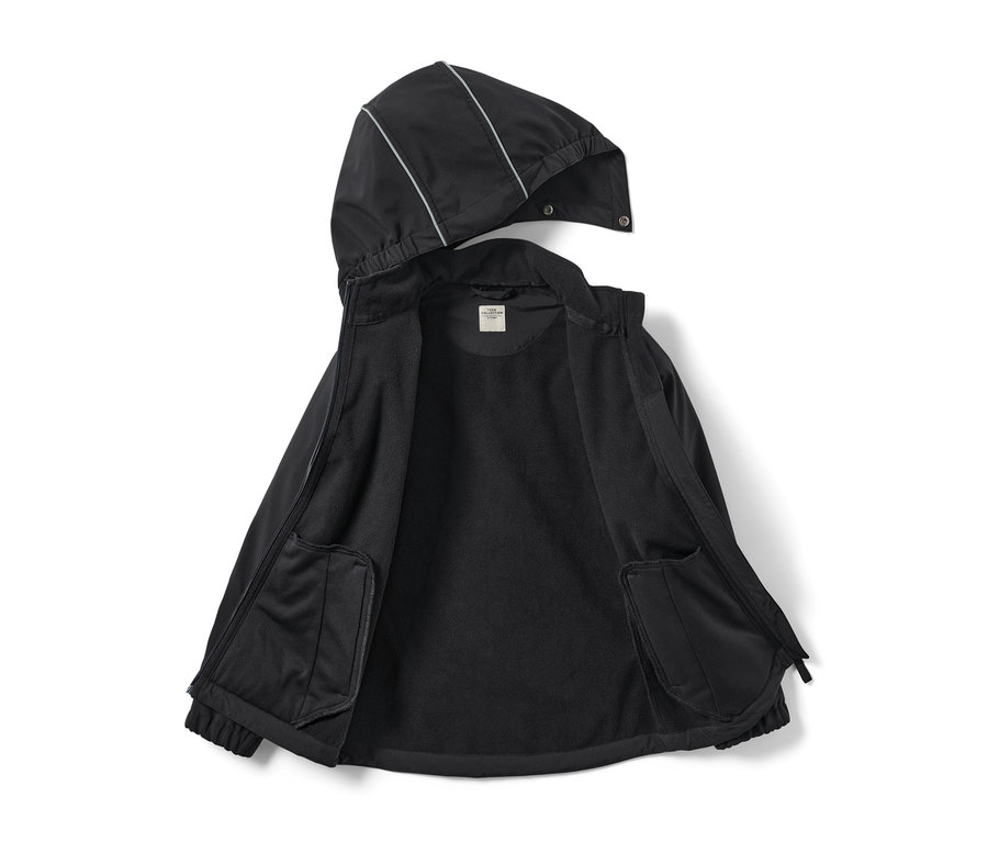Une veste en softshell noire pour enfant, ouverte, avec une capuche, montrant une doublure intérieure en polaire noire.