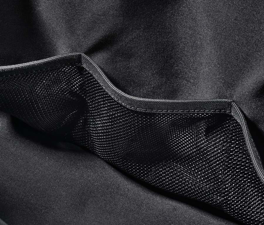 Gros plan sur un sac de sport noir avec une poche extérieure en filet.