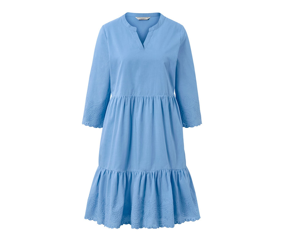 Robe tissée bleue avec broderie.