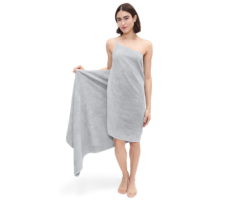 Femme posant dans une robe-serviette grise.