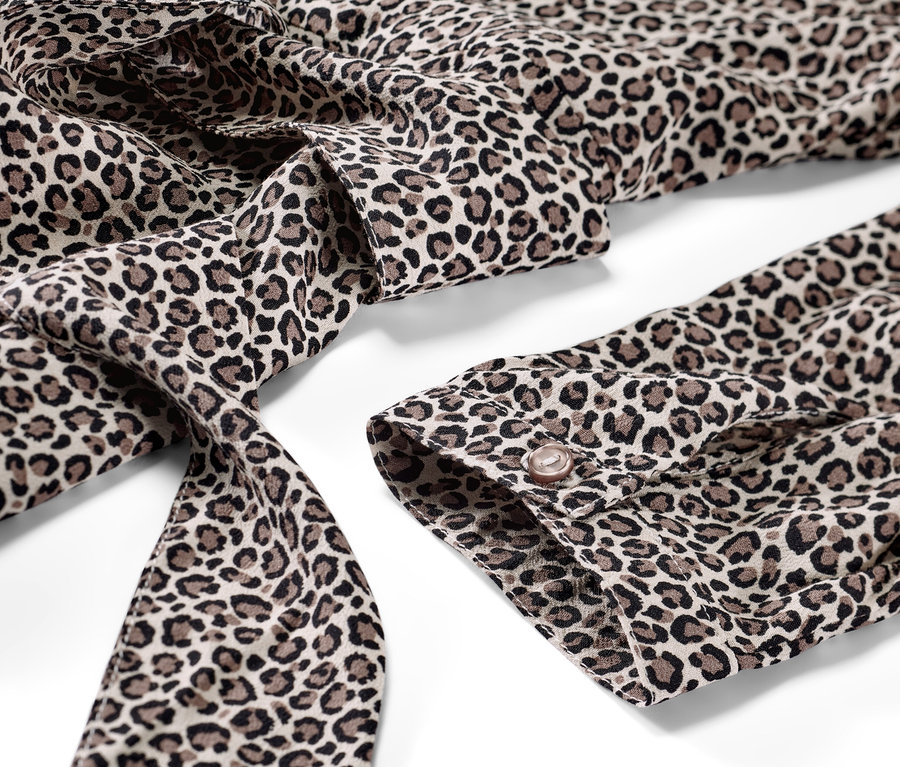 Gros plan sur une robe tissée imprimée léopard.