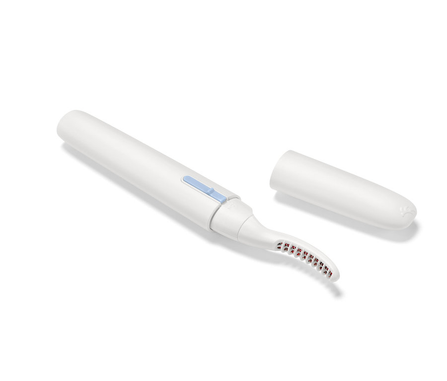 Recourbe-cils chauffant blanc avec interrupteur bleu et capuchon retiré.