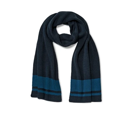 Une écharpe en maille bleu marine avec des rayures bleues aux extrémités.