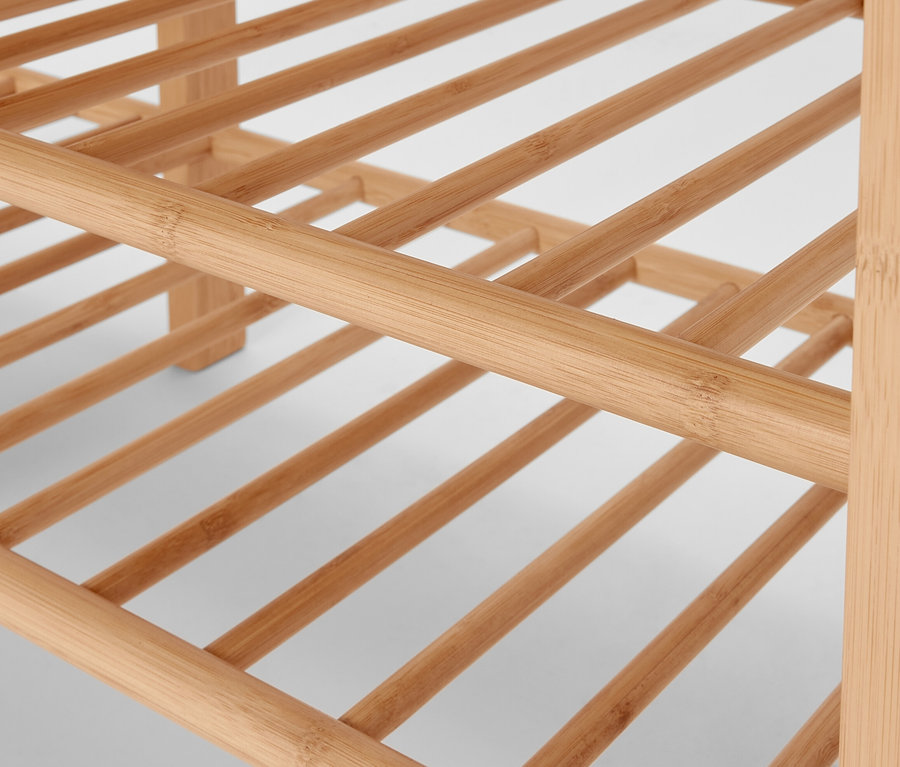 Gros plan sur une étagère à chaussures en bambou.