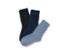 Trois paires de chaussettes foncées.