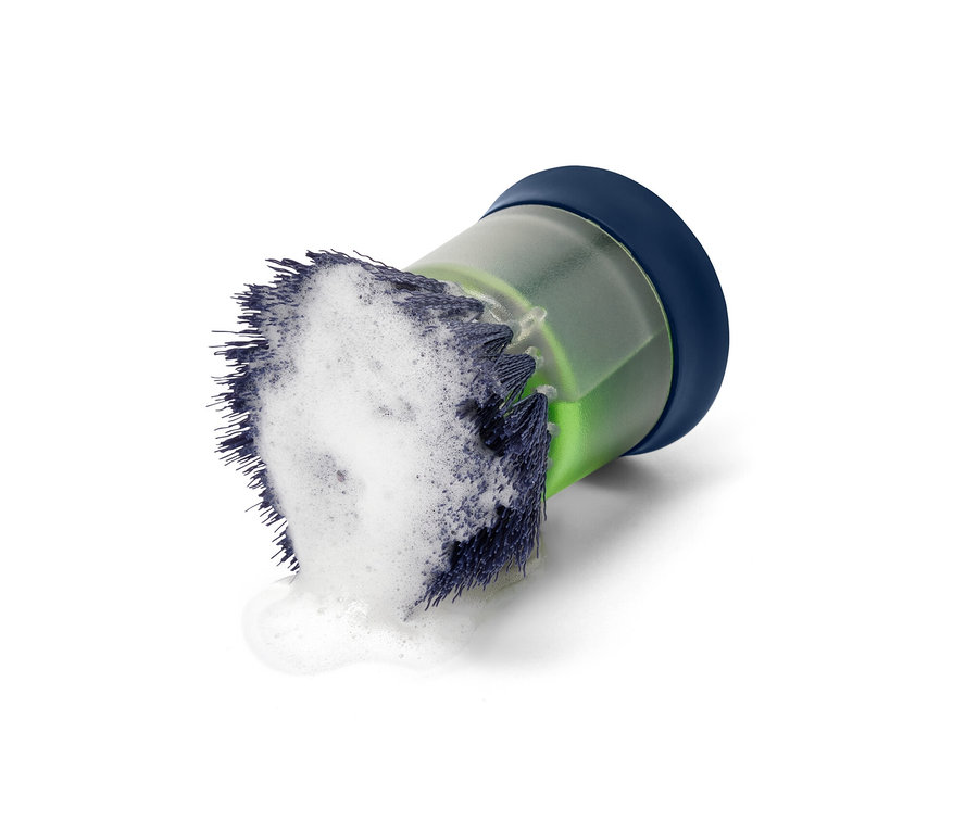 Brosse avec distributeur avec bouchon bleu et mousse sur les poils.