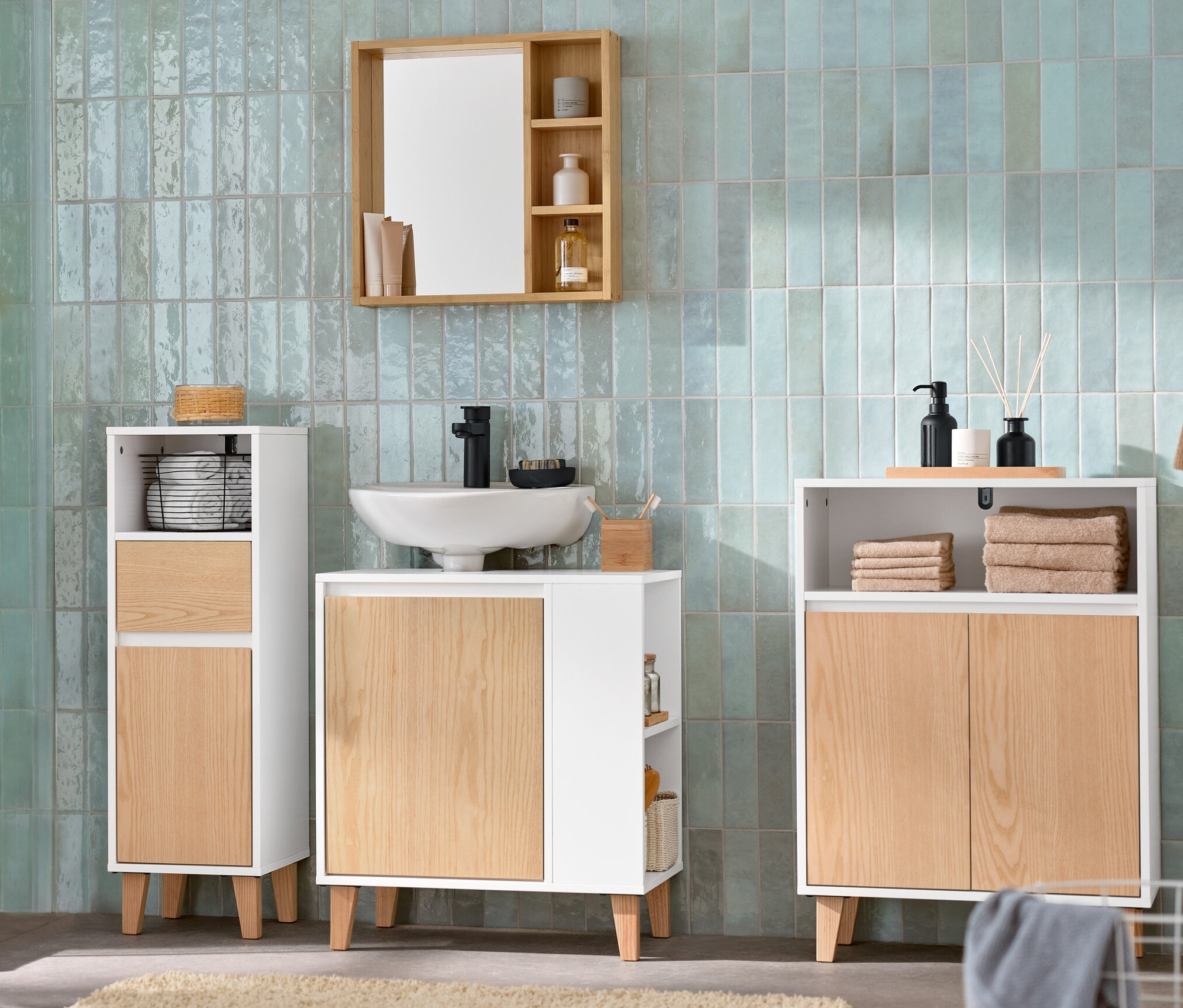 Salle de bain avec un miroir avec étagères, un meuble sous-vasque avec porte et compartiment latéral, un buffet avec 2 portes et un compartiment ouvert, et une armoire d'appoint de salle de bain étroite avec tiroir et porte.