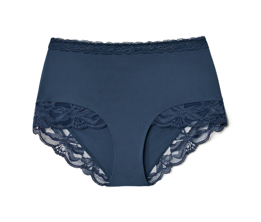 Une culotte taille haute bleue avec de la dentelle posée sur un fond blanc.