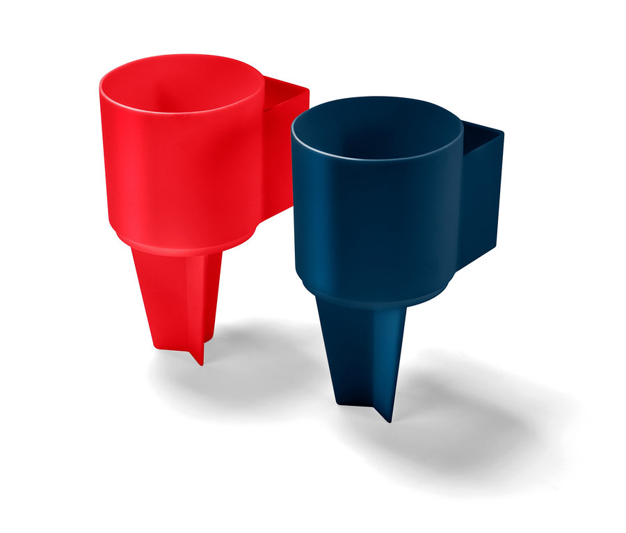 Deux supports à gobelets de plage, un rouge et un bleu.