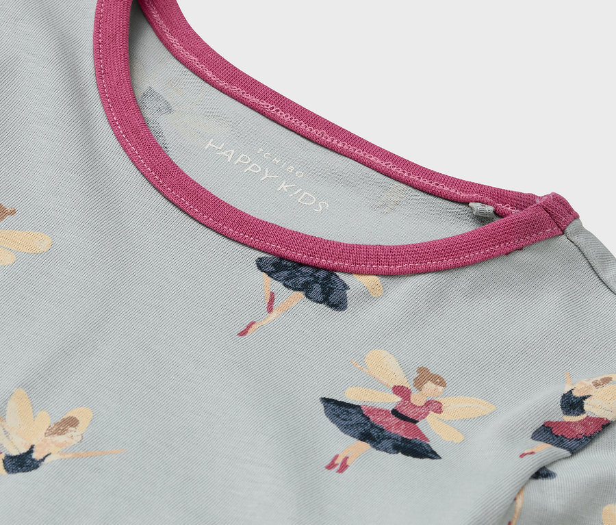 Détail d'un t-shirt bleu clair avec un motif de fées et un col rose.
