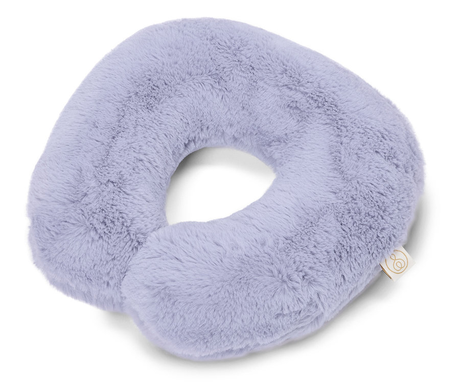 Un oreiller de voyage violet clair sur fond blanc.