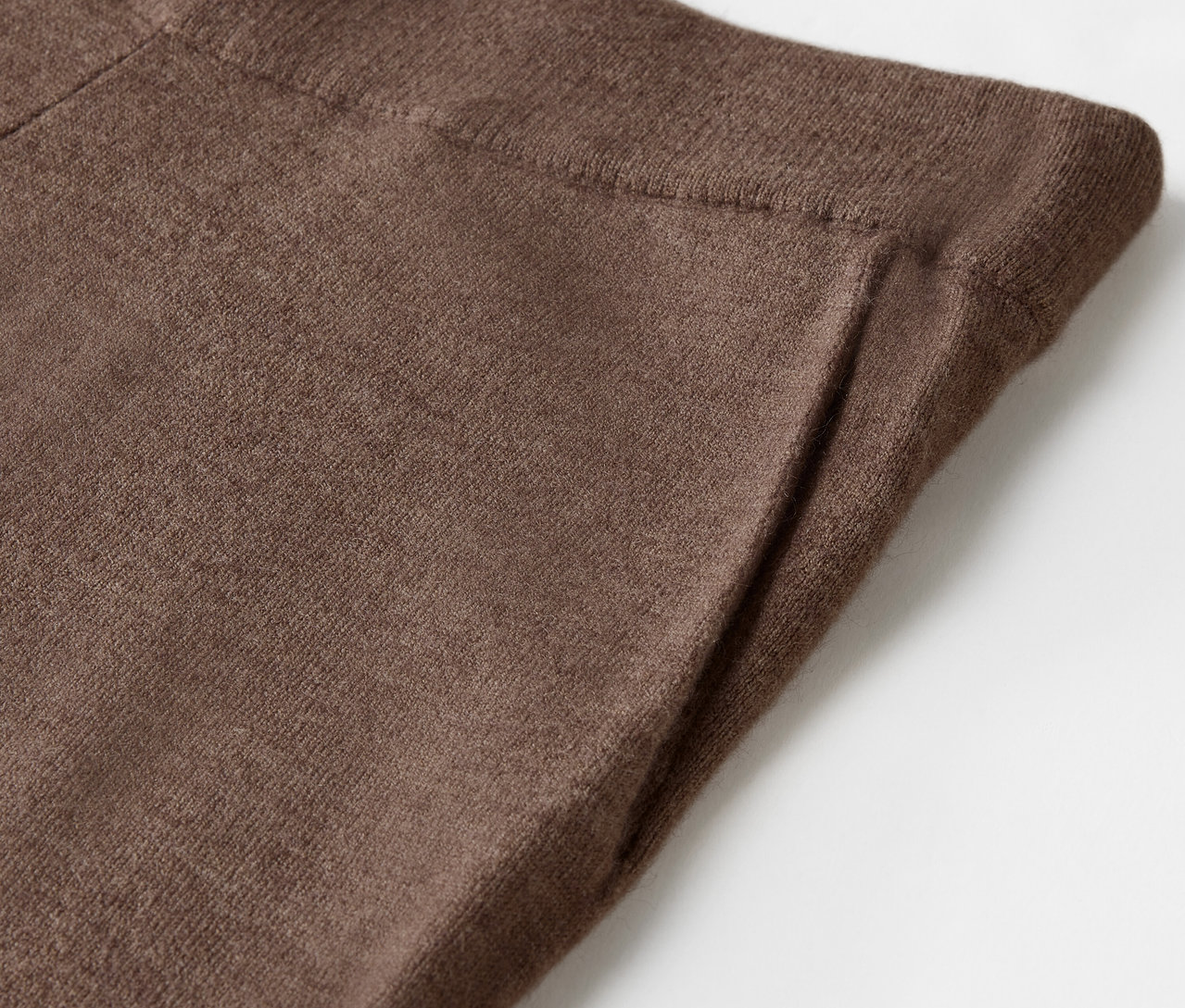 Détail d'un pantalon en maille marron.