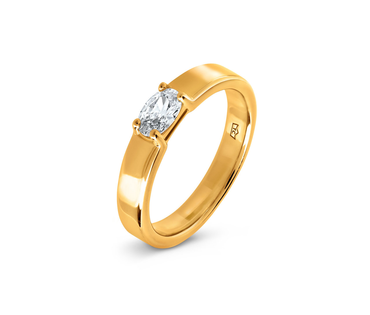 Détail d'une bague en or avec une pierre transparente.