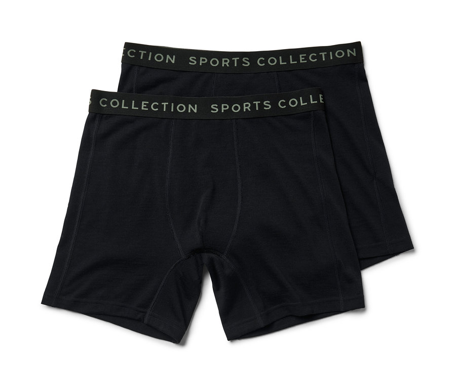 Deux boxers noirs avec de la laine mérinos superposés.