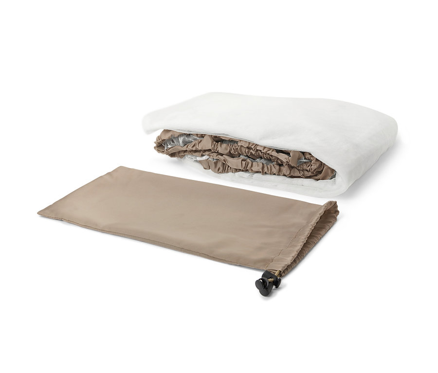 Une moustiquaire de voyage pliée et son sac beige.