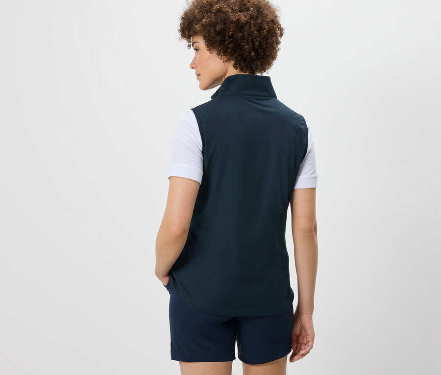Vue arrière d'une femme avec un afro portant une veste en softshell et un short.