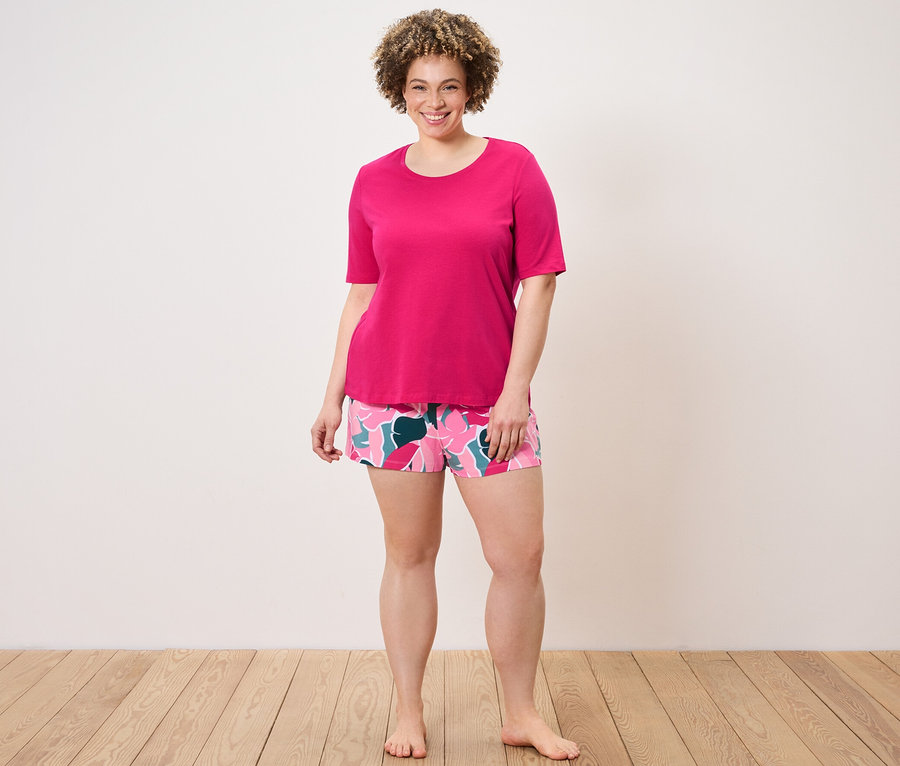 Une femme portant un ensemble pyjama shorty.