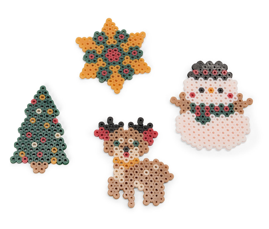 Quatre décorations de Noël en perles : un arbre, une étoile, un renne et un bonhomme de neige.
