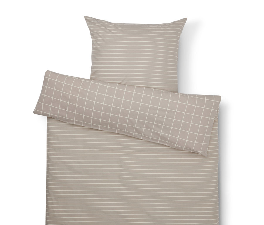 Linge de lit beige avec des rayures blanches et un oreiller à carreaux.