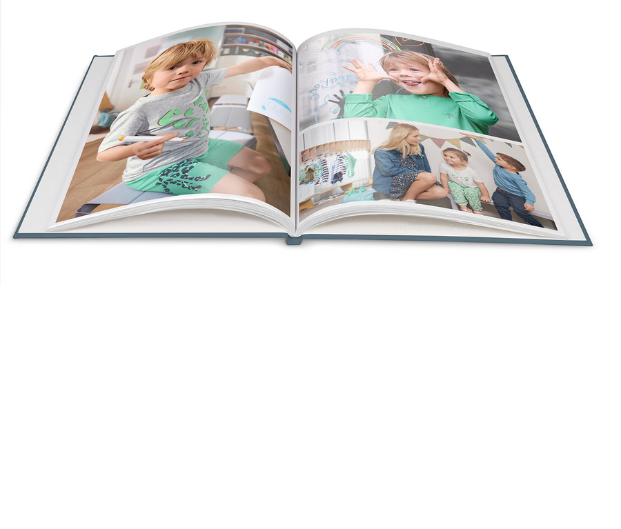 Un livre ouvert présente des photos d'un garçon en train de dessiner et d'une femme avec des enfants.