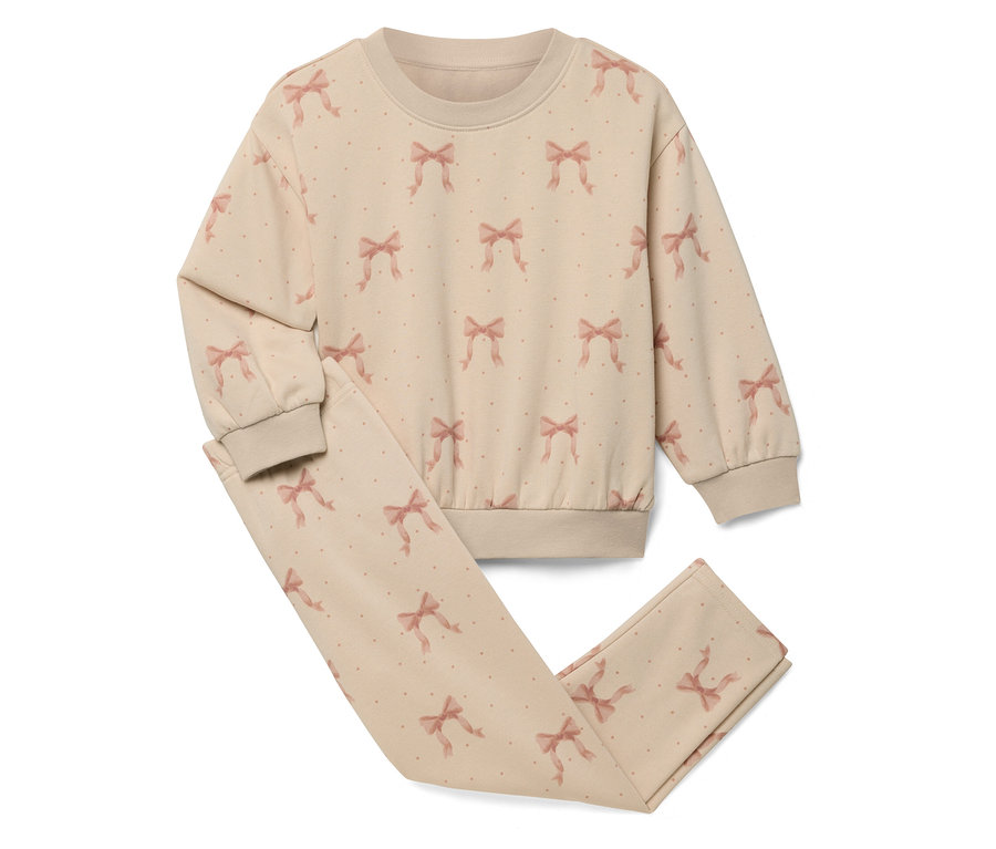 Ensemble de pyjama beige à motifs de nœuds, composé d'un haut et d'un pantalon.