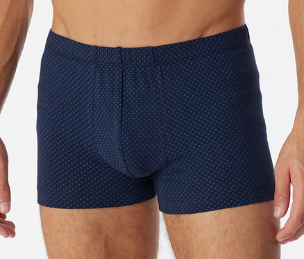 Un homme porte un short SCHIESSER avec un imprimé intégral.