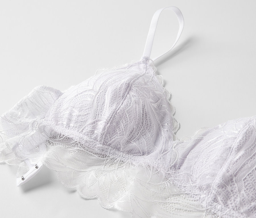 Détail d'un soutien-gorge en dentelle.