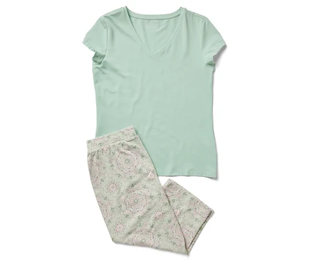 Un ensemble de pyjama 3/4 vert clair avec un haut à col en V et un pantalon à motifs.