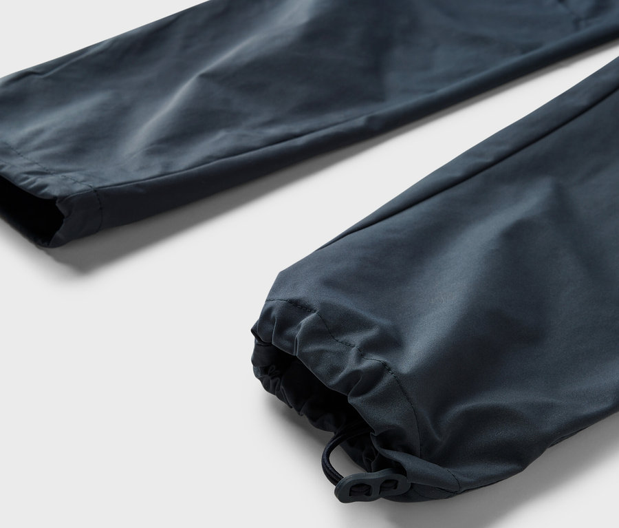 Gros plan sur un pantalon fonctionnel 2 en 1 bleu.