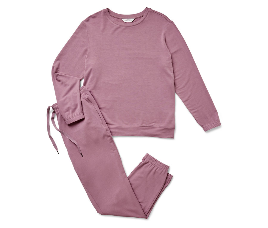 Ensemble de pyjama rose pour femmes avec haut à manches longues et pantalon.